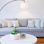 Ultimo Escape - Walk To City - Unique 2 Bedroom Apt - Sleeps 8