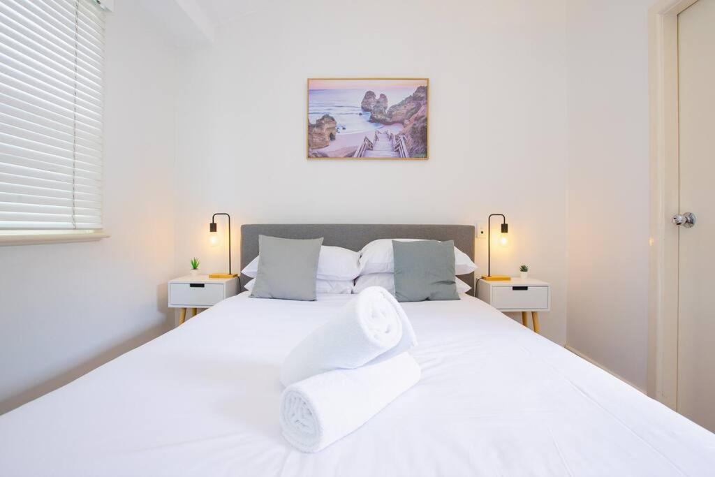 Apartment Ultimo Escape - Walk To - Unique 2 Bedroom - Sleeps 8 *