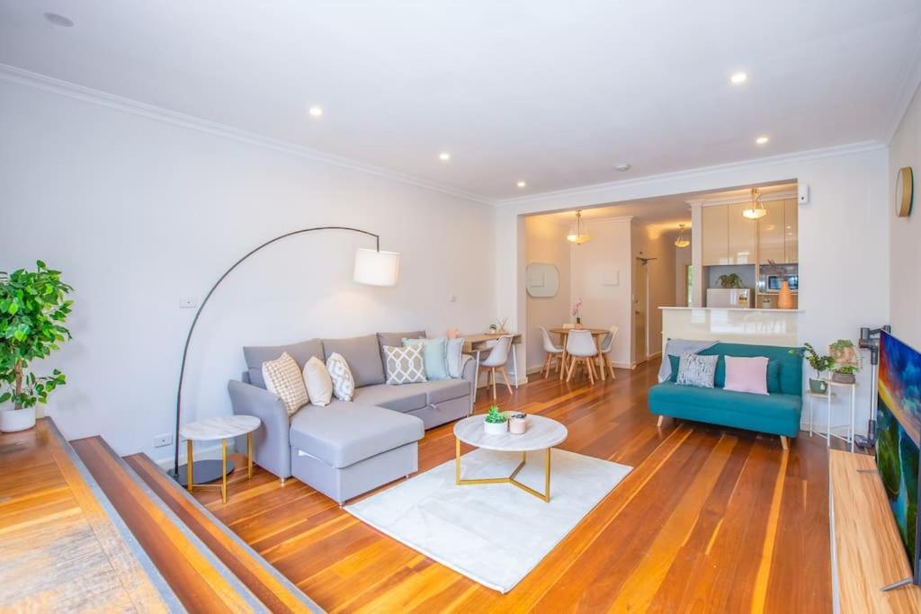 Ultimo Escape - Walk To - Unique 2 Bedroom - Sleeps 8 Apartment